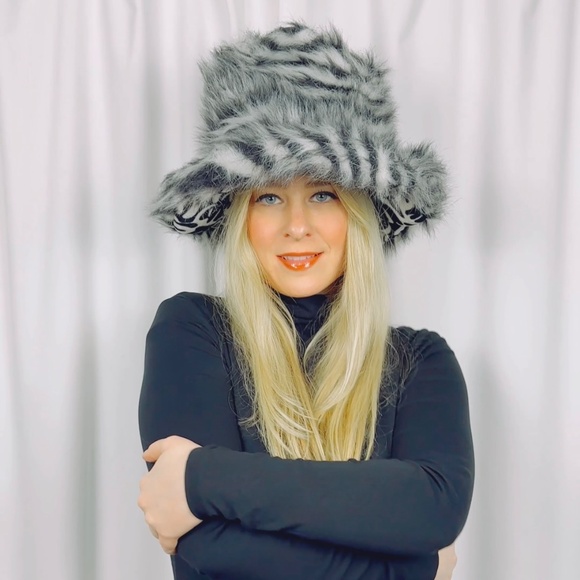 Vintage 2000’s Pamela Anderson Black + White Zebra Striped Faux Fur Bucket Hat - Picture 2 of 8